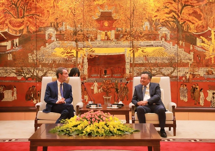 Chủ tịch UBND Thành phố Trần Sỹ Thanh (phải) trao đổi với Chủ tịch vùng Lombardia. (Ảnh: Hanoi.gov.vn) Chủ tịch UBND Thành phố Trần Sỹ Thanh (phải) trao đổi với Chủ tịch vùng Lombardia. (Ảnh: Hanoi.gov.vn)