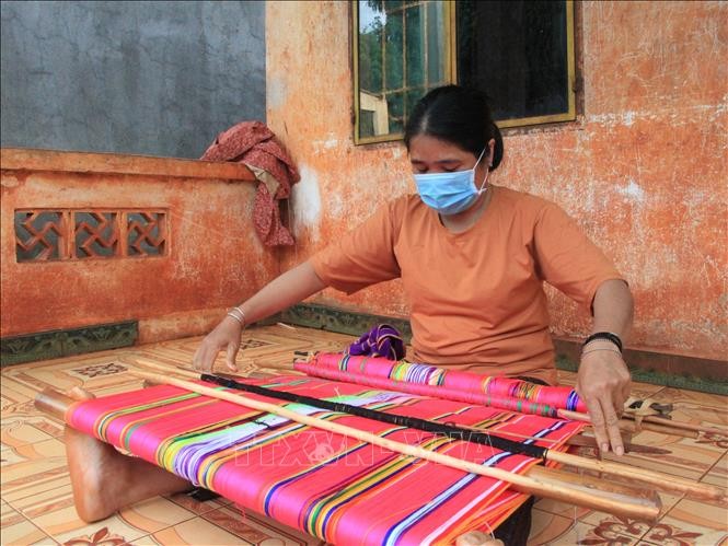Những người "giữ lửa" nghề dệt thổ cẩm của đồng bào dân tộc S’tiêng Những người "giữ lửa" nghề dệt thổ cẩm của đồng bào dân tộc S’tiêng