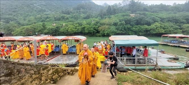 Từ sáng sớm, hàng trăm người dân xã Đàm Thủy, huyện Trùng Khánh (tỉnh Cao Bằng) và các đại biểu, du khách thập phương đã cùng chứng kiến nghi lễ lấy nước từ dòng sông Quây Sơn dưới chân Thác Bản Giốc. Sau đó, nước được trai tráng trong vùng cùng các tăng ni, phật tử rước về chùa Phật tích Trúc lâm Bản Giốc. (Ảnh: Báo Tin tức) Từ sáng sớm, hàng trăm người dân xã Đàm Thủy, huyện Trùng Khánh (tỉnh Cao Bằng) và các đại biểu, du khách thập phương đã cùng chứng kiến nghi lễ lấy nước từ dòng sông Quây Sơn dưới chân Thác Bản Giốc. Sau đó, nước được trai tráng trong vùng cùng các tăng ni, phật tử rước về chùa Phật tích Trúc lâm Bản Giốc. (Ảnh: Báo Tin tức)