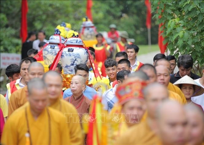 Đoàn người tham gia lễ rước nước thiêng trải dài khoảng 3 km. (Ảnh: Báo Tin tức) Đoàn người tham gia lễ rước nước thiêng trải dài khoảng 3 km. (Ảnh: Báo Tin tức)
