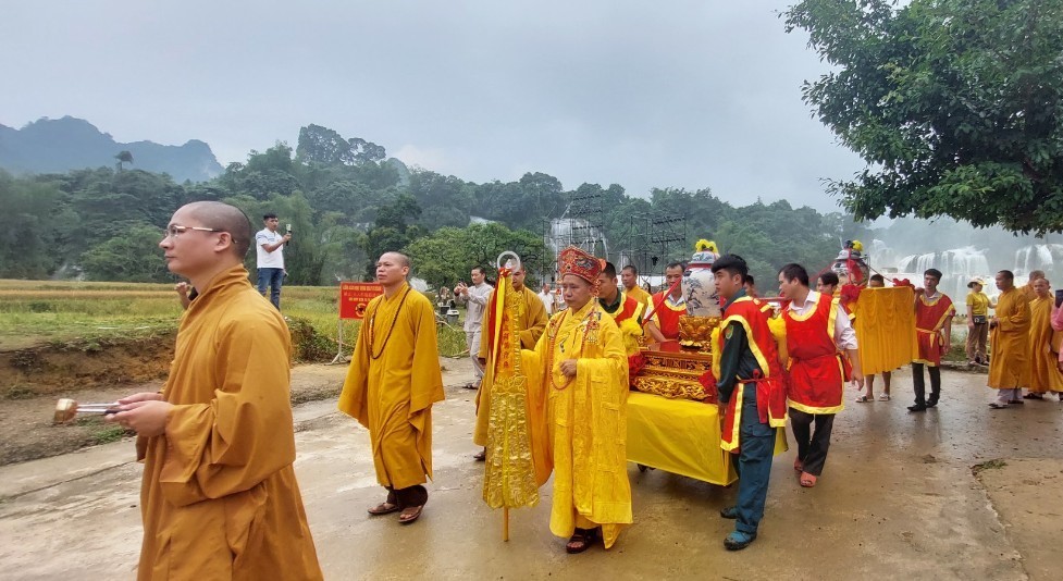 Nghi thức rước nước thiêng từ chân thác Bản Giốc đến Chùa Phật Tích Trúc Lâm Bản Giốc. (Ảnh: Caobang.gov.vn) Nghi thức rước nước thiêng từ chân thác Bản Giốc đến Chùa Phật Tích Trúc Lâm Bản Giốc. (Ảnh: Caobang.gov.vn)