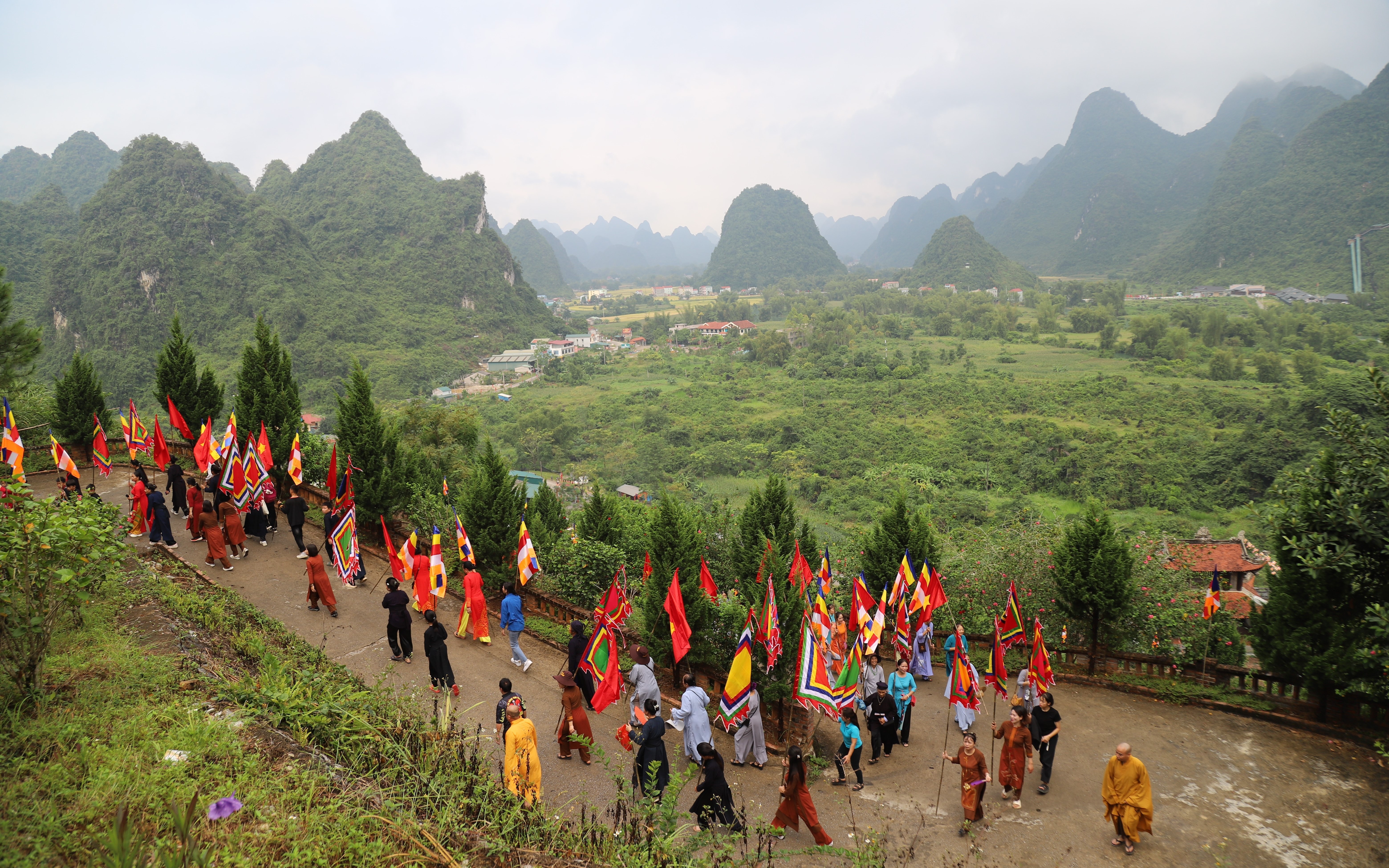 Đoàn rước kiệu, rước cờ với sự tham gia đông đảo của người dân và tăng ni, phật tử. (Ảnh: Caobang.gov.vn) Đoàn rước kiệu, rước cờ với sự tham gia đông đảo của người dân và tăng ni, phật tử. (Ảnh: Caobang.gov.vn)