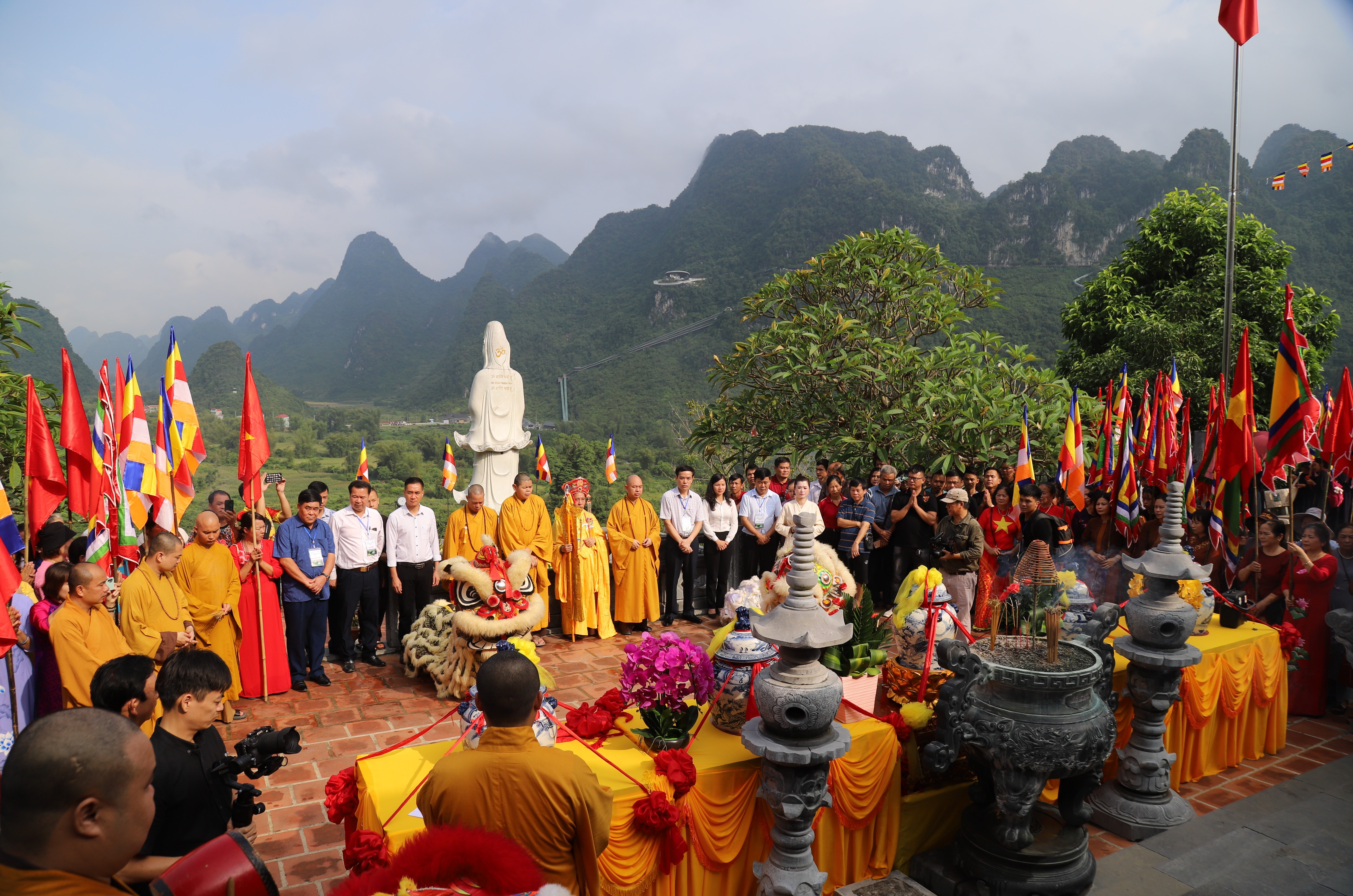 Lễ cầu quốc thái dân an, mưa thuận gió hòa diễn ra tại chùa Phật Tích Trúc Lâm Bản Giốc. Lễ cầu quốc thái dân an, mưa thuận gió hòa diễn ra tại chùa Phật Tích Trúc Lâm Bản Giốc.