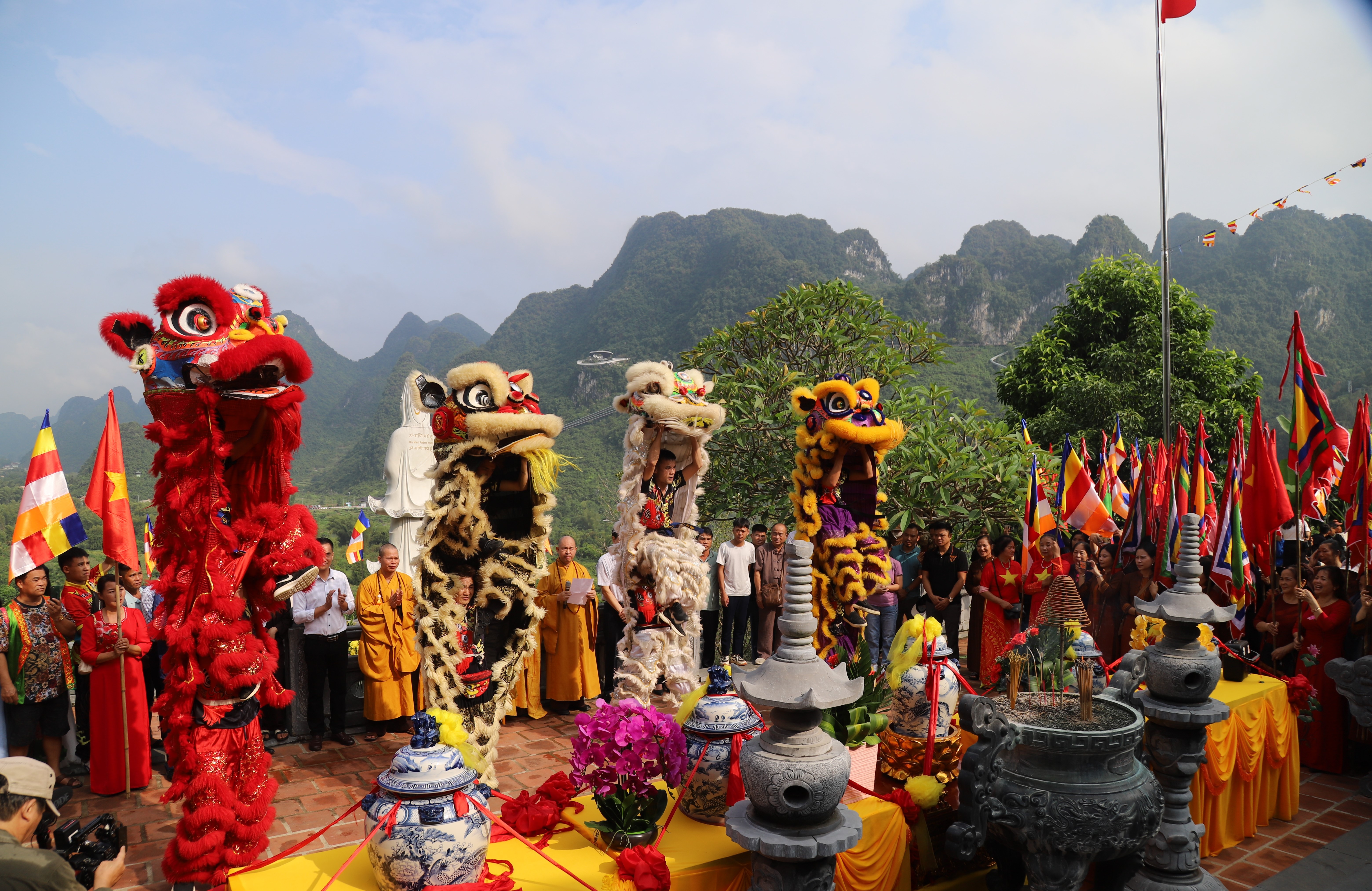 Tối nay (6/10), Lễ hội diễn ra lễ Khai mạc và Chương trình nghệ thuật với chủ đề Rước nước cầu quốc thái dân an, mưa thuận gió hòa tại thác Bản Giốc