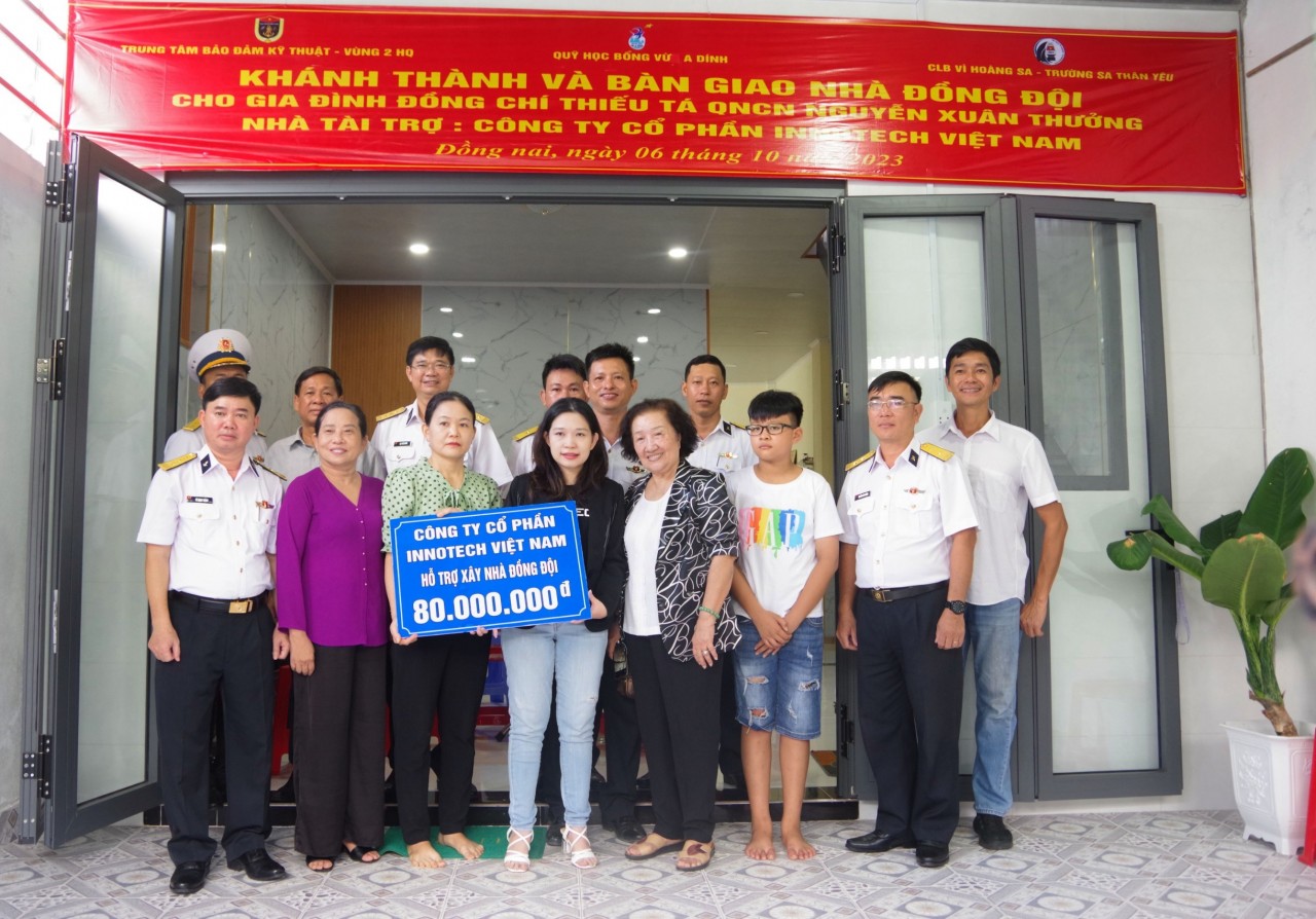 Đoàn công tác bàn giao nhà cho đồng chí Nguyễn Xuân Thưởng Đoàn công tác bàn giao nhà cho đồng chí Nguyễn Xuân Thưởng