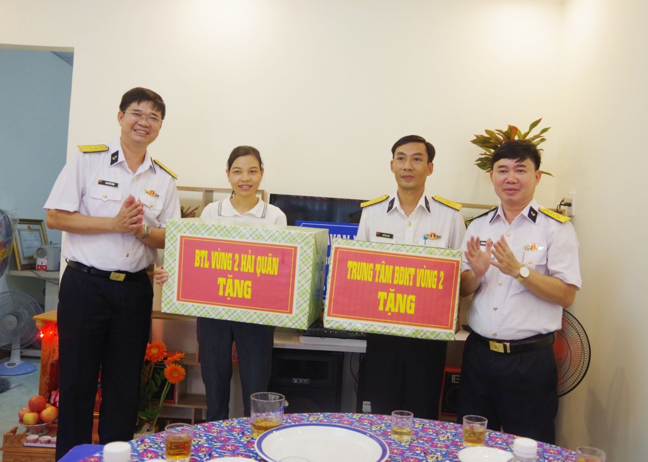 Vùng 2 Hải quân bàn giao nhà đồng đội cho quân nhân có hoàn cảnh khó khăn Vùng 2 Hải quân bàn giao nhà đồng đội cho quân nhân có hoàn cảnh khó khăn