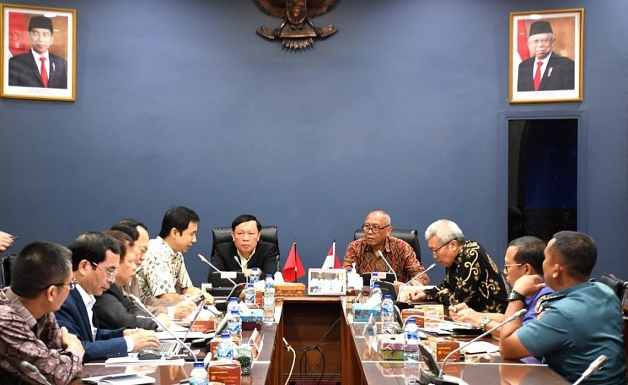 At the working session between the delegation of the Central Theoretical Council led by its vice chairman, Associate Professor. Dr. Pham Van Linh and representatives from Indonesia's Lemhannas Institute. At the working session between the delegation of the Central Theoretical Council led by its vice chairman, Associate Professor. Dr. Pham Van Linh and representatives from Indonesia's Lemhannas Institute.