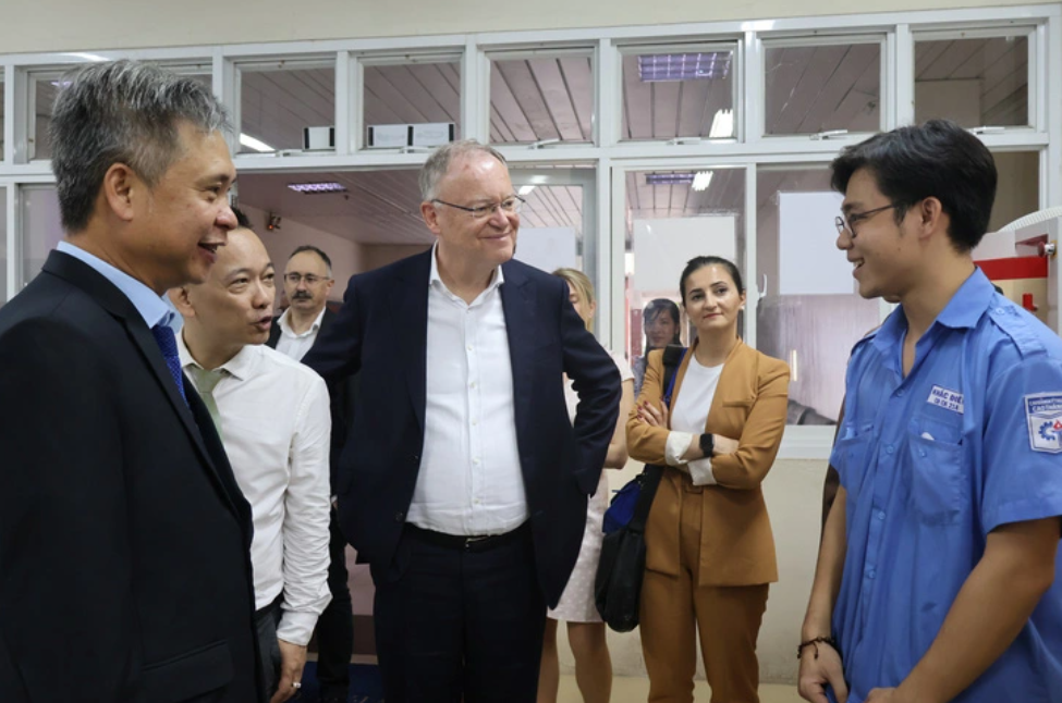 Thủ hiến Stephan Weil (giữa) và đoàn làm việc từ Đức gặp gỡ sinh viên Trường cao đẳng Kỹ thuật Cao Thắng tại xưởng thực hành Thủ hiến Stephan Weil (giữa) và đoàn làm việc từ Đức gặp gỡ sinh viên Trường cao đẳng Kỹ thuật Cao Thắng tại xưởng thực hành
