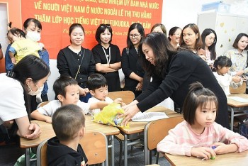 Deputy Foreign Minister Visits, Gives Gifts to Vietnamese Community in Japan's Kyushu