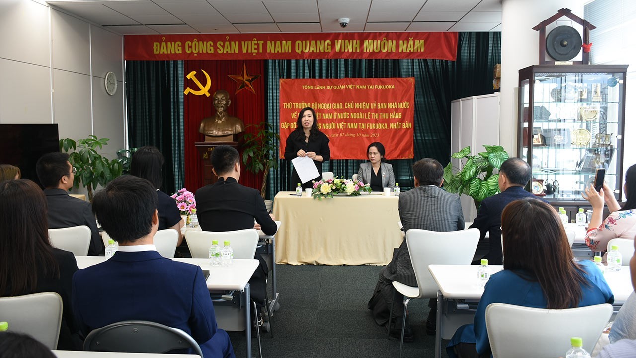 Deputy Foreign Minister Visits, Gives Gifts to Vietnamese Community in Japan’s Kyushu Deputy Foreign Minister Visits, Gives Gifts to Vietnamese Community in Japan’s Kyushu