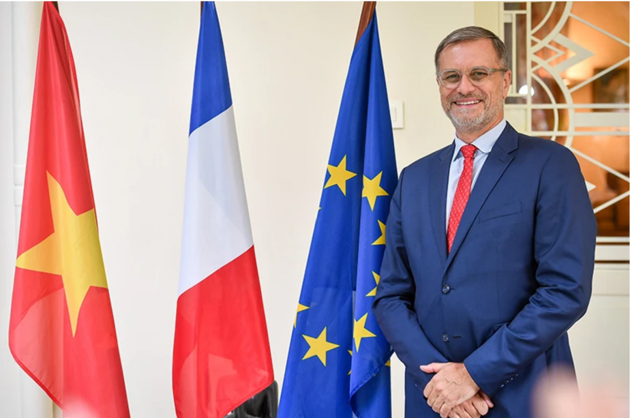 Đại sứ Olivier Brochet: Pháp cam kết dành 500 triệu Euro hỗ trợ Việt Nam chuyển dịch xanh Đại sứ Olivier Brochet: Pháp cam kết dành 500 triệu Euro hỗ trợ Việt Nam chuyển dịch xanh