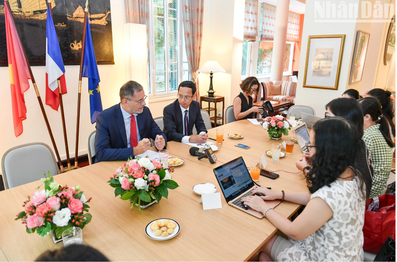 Đại sứ Olivier Brochet: Pháp cam kết dành 500 triệu Euro hỗ trợ Việt Nam chuyển dịch xanh Đại sứ Olivier Brochet: Pháp cam kết dành 500 triệu Euro hỗ trợ Việt Nam chuyển dịch xanh