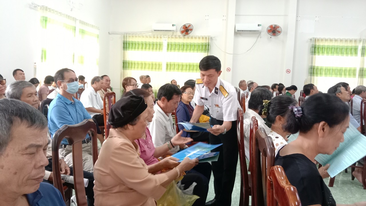 Lữ đoàn 171 tuyên truyền biển, đảo cho người dân thành phố Vũng Tàu Lữ đoàn 171 tuyên truyền biển, đảo cho người dân thành phố Vũng Tàu