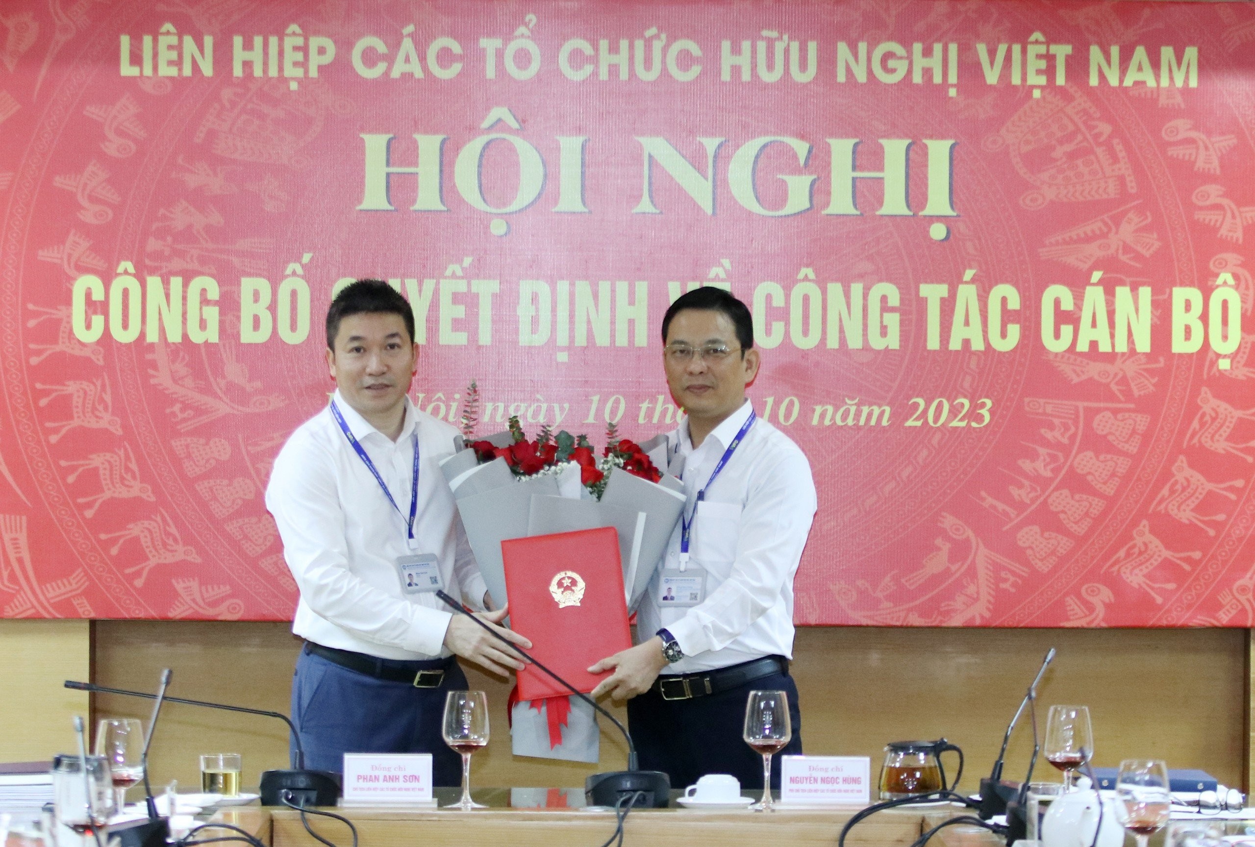 Chủ tịch VUFO Phan Anh Sơn trao Quyết định và tặng hoa chúc mừng ông Đồng Huy Cương. (Ảnh: Thu Hà) Chủ tịch VUFO Phan Anh Sơn trao Quyết định và tặng hoa chúc mừng ông Đồng Huy Cương. (Ảnh: Thu Hà)
