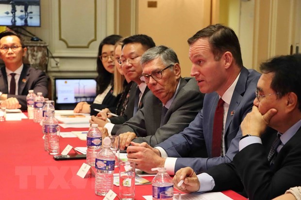 Ông Gabor Fluit, Chủ tịch EuroCham (thứ 2, phải), phát biểu ý kiến tại tọa đàm. (Ảnh: TTXVN) Ông Gabor Fluit, Chủ tịch EuroCham (thứ 2, phải), phát biểu ý kiến tại tọa đàm. (Ảnh: TTXVN)