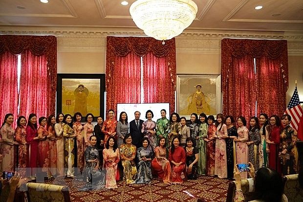 Vietnamese Traditional “Ao dai” Impresses Diplomats in Washington DC Vietnamese Traditional “Ao dai” Impresses Diplomats in Washington DC