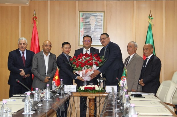 Đại sứ Việt Nam tại Algeria Trần Quốc Khánh (trái) chúc mừng Chủ tịch Nhóm Nghị sỹ Hữu nghị Algeria-Việt Nam Salah Djeghloul (phải) tại lễ ra mắt với sự chứng kiến của Phó Chủ tịch Quốc hội Algeria Monder Bouden (ở giữa). (Ảnh: Huỳnh Trung Khánh/TTXVN) Đại sứ Việt Nam tại Algeria Trần Quốc Khánh (trái) chúc mừng Chủ tịch Nhóm Nghị sỹ Hữu nghị Algeria-Việt Nam Salah Djeghloul (phải) tại lễ ra mắt với sự chứng kiến của Phó Chủ tịch Quốc hội Algeria Monder Bouden (ở giữa). (Ảnh: Huỳnh Trung Khánh/TTXVN)
