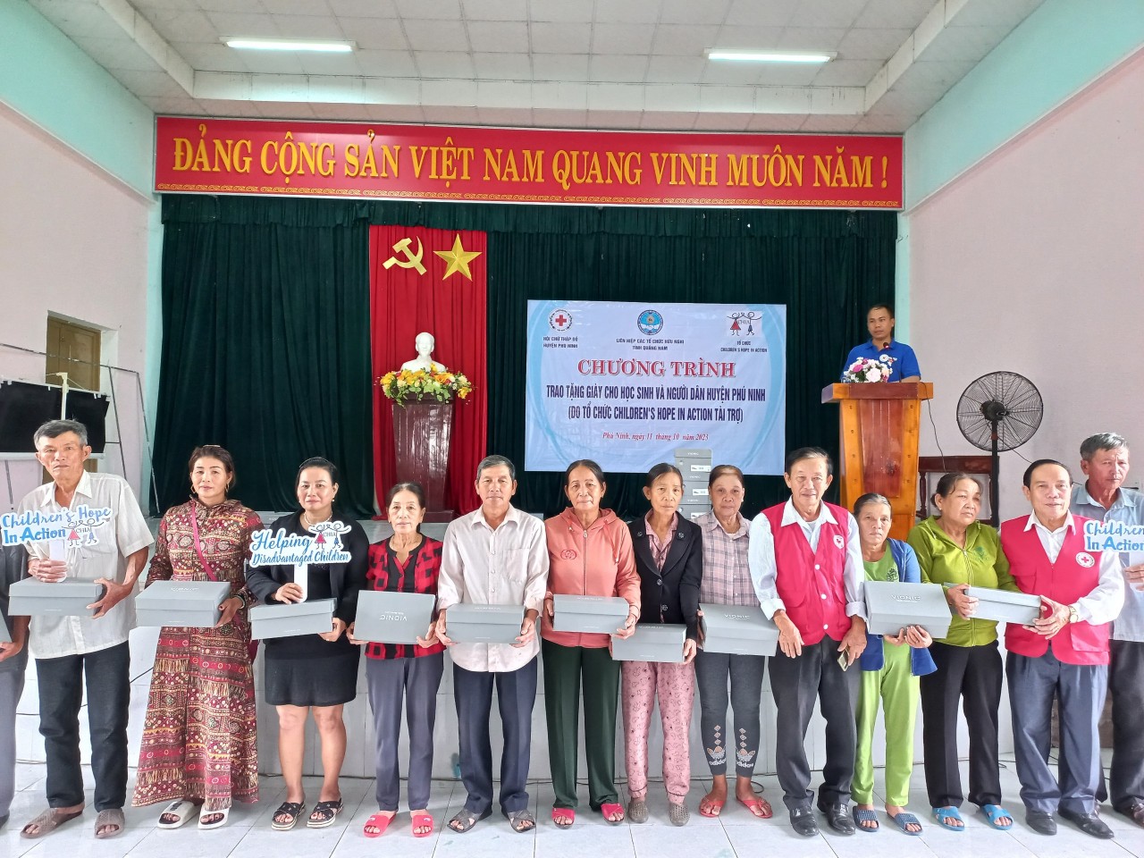 Đại diện Tổ chức CHIA và Liên hiệp các tổ chức hữu nghị tỉnh Quảng Nam trao tặng Đại diện Tổ chức CHIA và Liên hiệp các tổ chức hữu nghị tỉnh Quảng Nam trao tặng