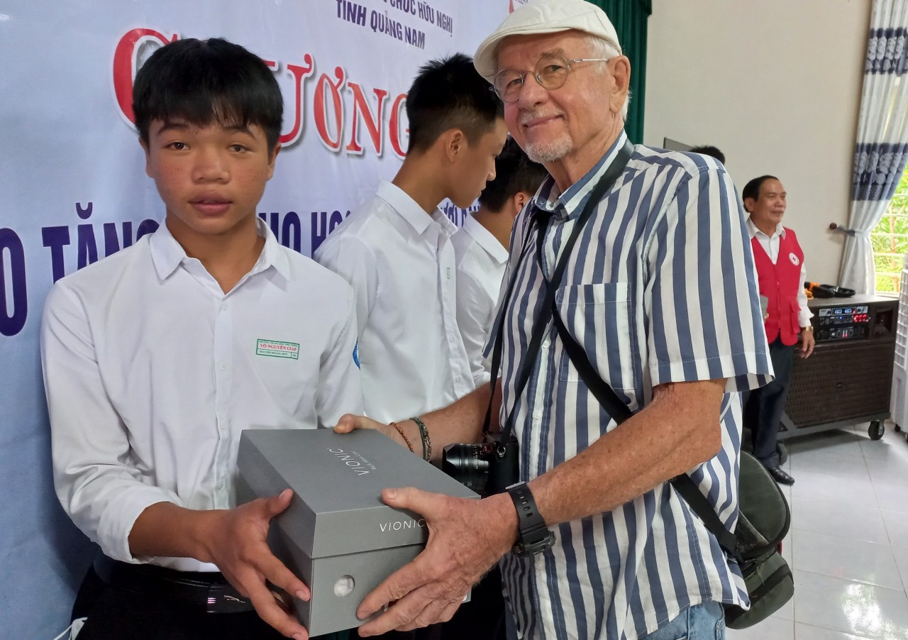 Đại diện nhà tài trợ trao tặng giày cho các em học sinh trường THPT Võ Nguyên Giáp, thị trấn Phú Thịnh, huyện Phú Ninh. Đại diện nhà tài trợ trao tặng giày cho các em học sinh trường THPT Võ Nguyên Giáp, thị trấn Phú Thịnh, huyện Phú Ninh.