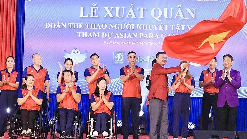 The Vietnamese sports delegation receives the national flag at the ceremony. (Photo: Duc Hoang) The Vietnamese sports delegation receives the national flag at the ceremony. (Photo: Duc Hoang)