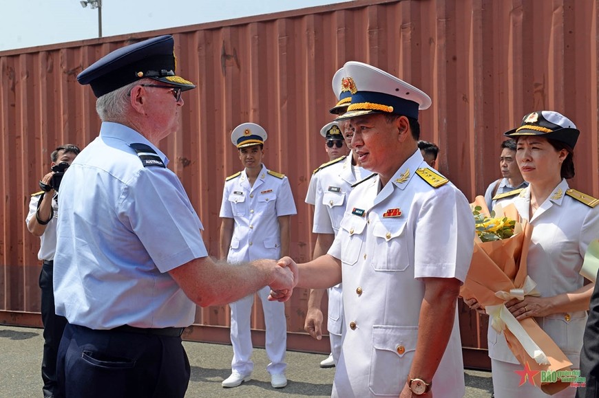 Đại tá Nguyễn Việt Anh, Phó tham mưu trưởng Vùng 2 Hải quân chủ trì lễ đón tàu Hải quân Hoàng gia Australia. Đại tá Nguyễn Việt Anh, Phó tham mưu trưởng Vùng 2 Hải quân chủ trì lễ đón tàu Hải quân Hoàng gia Australia.