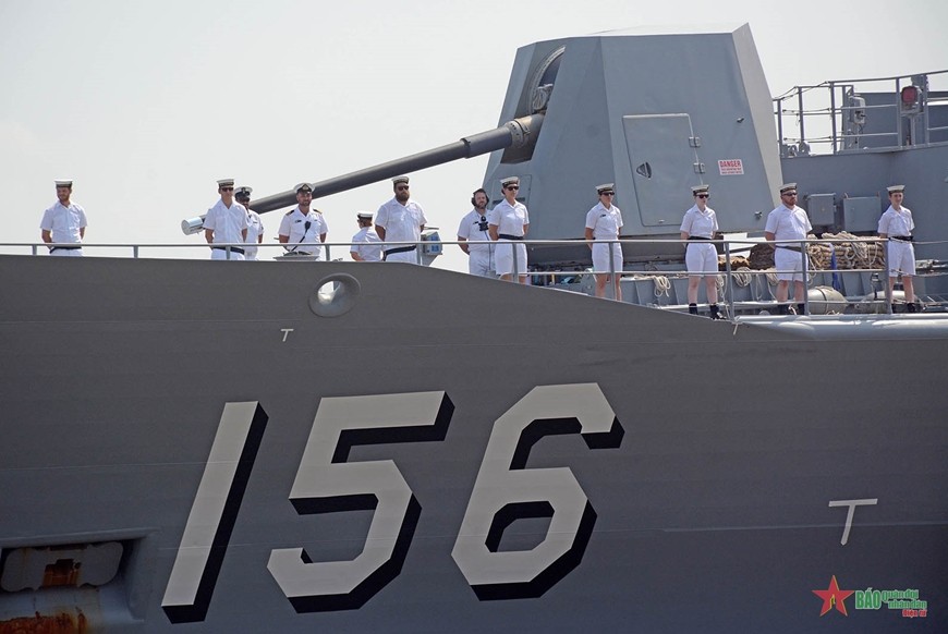 Tàu HMAS Toowoomba trên đường cập cảng TP Hồ Chí Minh. Tàu HMAS Toowoomba trên đường cập cảng TP Hồ Chí Minh.
