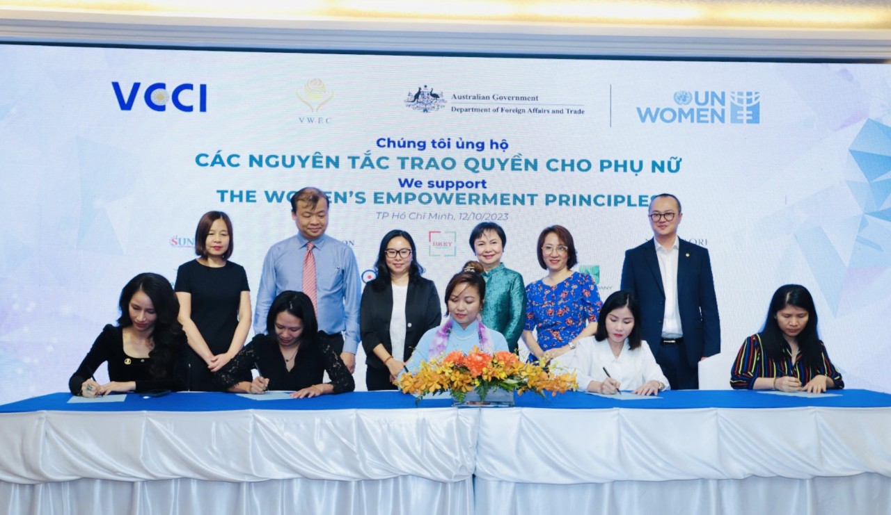 Đại diện các doanh nghiệp tham gia ký Tuyên bố ủng hộ Các Nguyên tắc Trao quyền cho Phụ nữ (WEPs) tại hội thảo. (Ảnh: UN Women) Đại diện các doanh nghiệp tham gia ký Tuyên bố ủng hộ Các Nguyên tắc Trao quyền cho Phụ nữ (WEPs) tại hội thảo. (Ảnh: UN Women)