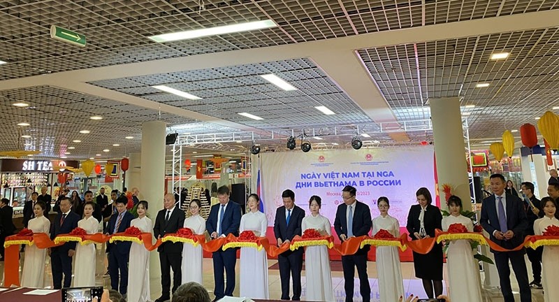Các đại biểu cắt băng khai mạc “Ngày Việt Nam tại Nga”. Ảnh: vov.vn Các đại biểu cắt băng khai mạc “Ngày Việt Nam tại Nga”. Ảnh: vov.vn
