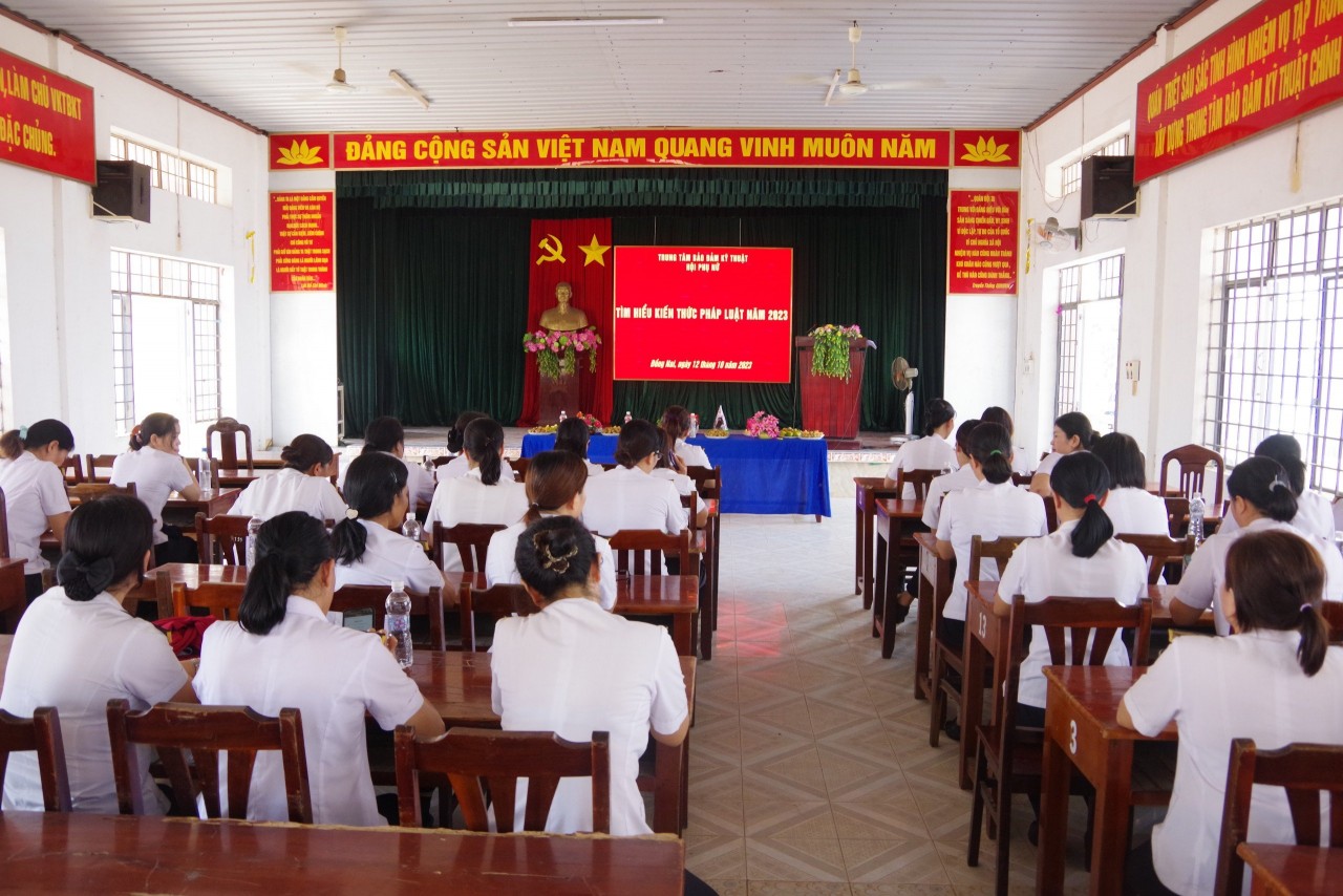 Trung tâm Bảo đảm kỹ thuật Vùng 2 tổ chức gặp mặt, chúc mừng Ngày phụ nữ Việt Nam Trung tâm Bảo đảm kỹ thuật Vùng 2 tổ chức gặp mặt, chúc mừng Ngày phụ nữ Việt Nam