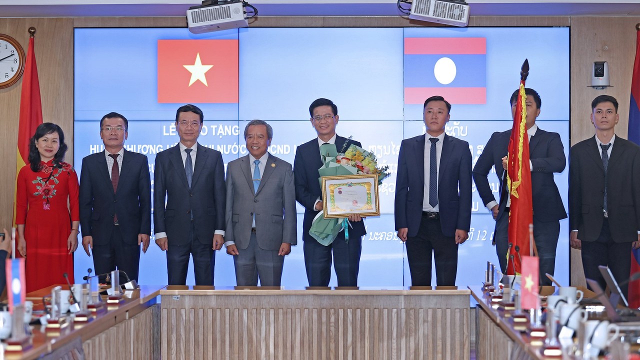 Bộ trưởng Boviengkham Vongdara trao Huân chương Hữu nghị của Nhà nước Lào cho Cục Tần số VTĐ Bộ trưởng Boviengkham Vongdara trao Huân chương Hữu nghị của Nhà nước Lào cho Cục Tần số VTĐ