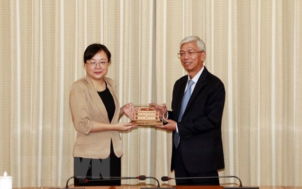 Phó Chủ tịch UBND Thành phố Hồ Chí Minh Võ Văn Hoan tặng quà bà Trương Quốc Trí, Phó Thị trưởng thành phố Trùng Khánh của Trung Quốc. (Ảnh: Xuân Khu/TTXVN) Phó Chủ tịch UBND Thành phố Hồ Chí Minh Võ Văn Hoan tặng quà bà Trương Quốc Trí, Phó Thị trưởng thành phố Trùng Khánh của Trung Quốc. (Ảnh: Xuân Khu/TTXVN)