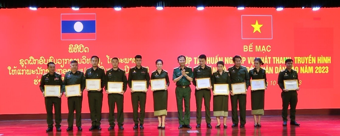 4. Lãnh đạo Trung tâm Phát thanh-Truyền hình Quân đội trao Giấy Chứng nhận hoàn thành Chương trình tập cho cán bộ, nhân viên Quân đội nhân dân Lào. 4. Lãnh đạo Trung tâm Phát thanh-Truyền hình Quân đội trao Giấy Chứng nhận hoàn thành Chương trình tập cho cán bộ, nhân viên Quân đội nhân dân Lào.
