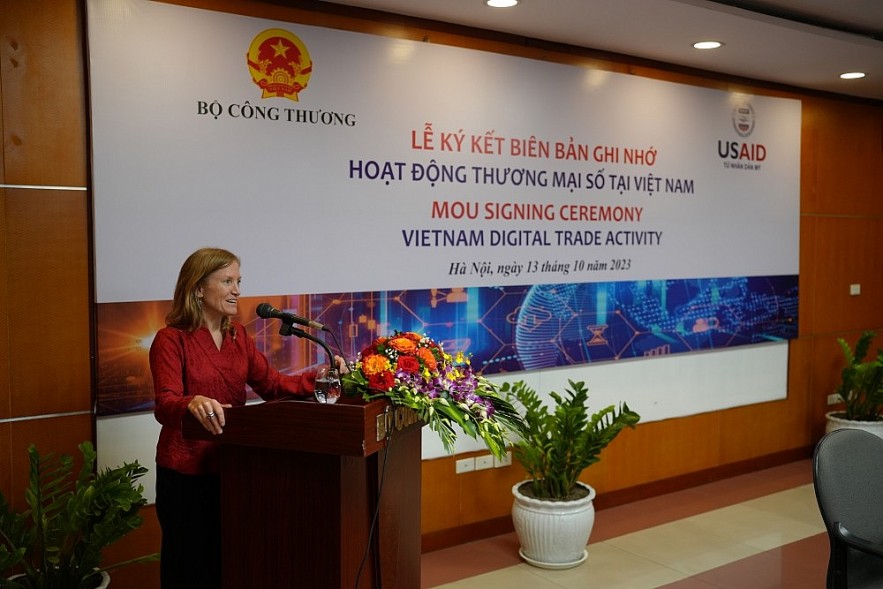 USAID/Vietnam Mission Director Grubbs addresses the event. USAID/Vietnam Mission Director Grubbs addresses the event.