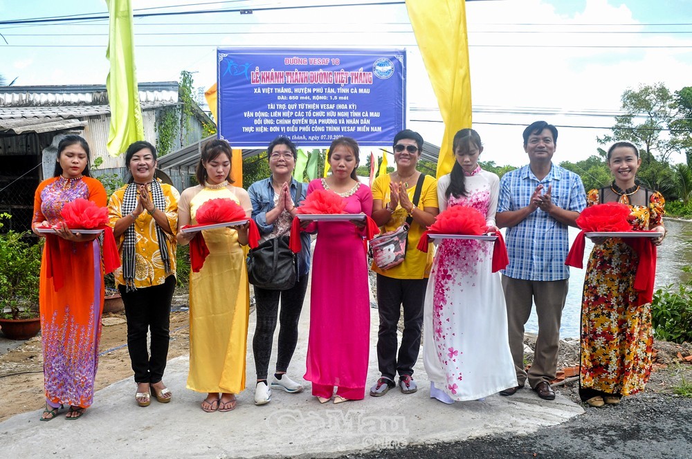 khánh thành công trình tuyến đường Việt Thắng (đường Vesaf 18), ấp Tân Thành, xã Việt Thắng, huyện Phú Tân. khánh thành công trình tuyến đường Việt Thắng (đường Vesaf 18), ấp Tân Thành, xã Việt Thắng, huyện Phú Tân.
