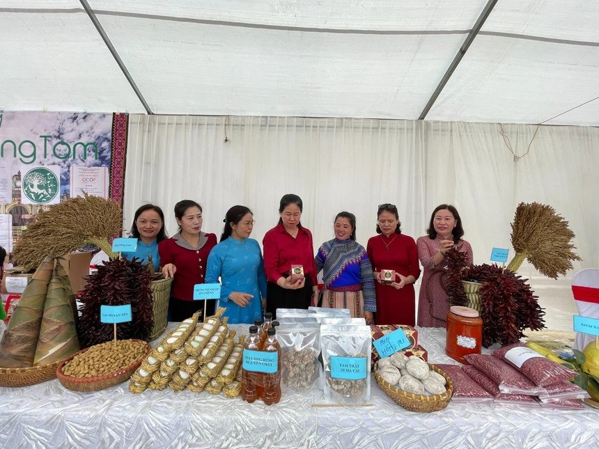 giao lưu kết nối, giới thiệu mô hình phát triển sinh kế hòa nhập cộng đồng cho phụ nữ là nạn nhân mua bán người tổ chức tại Lào Cai vào tháng 8/2023. (Ảnh: Phụ nữ Việt Nam) giao lưu kết nối, giới thiệu mô hình phát triển sinh kế hòa nhập cộng đồng cho phụ nữ là nạn nhân mua bán người tổ chức tại Lào Cai vào tháng 8/2023. (Ảnh: Phụ nữ Việt Nam)