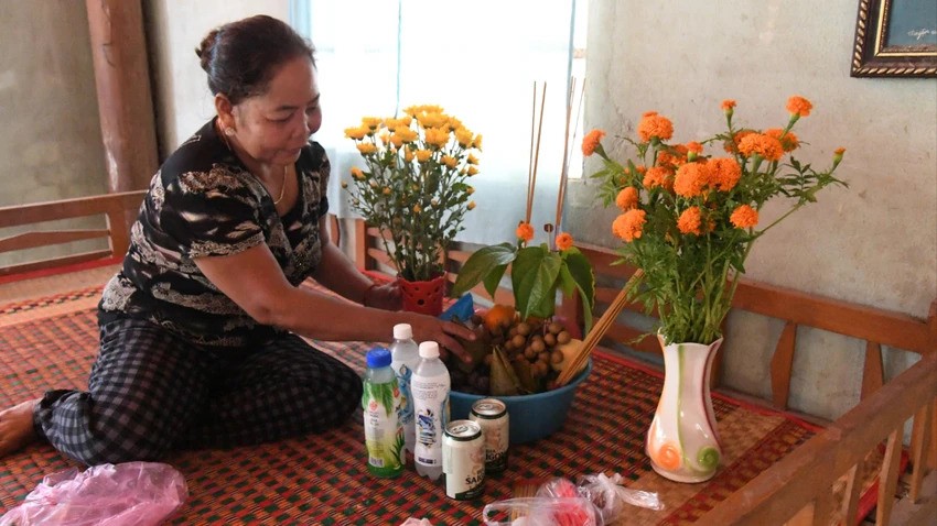 Đồng bào dân tộc Khmer chuẩn bị cho lễ Sen Dolta. (Ảnh: Pháp luật TP.HCM) Đồng bào dân tộc Khmer chuẩn bị cho lễ Sen Dolta. (Ảnh: Pháp luật TP.HCM)