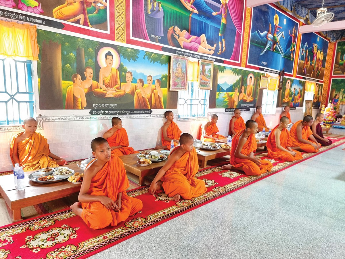 chùa Văn Râu (xã Văn Giáo, TX. Tịnh Biên, tỉnh An Giang) được trang trí sạch đẹp hơn thường lệ, để đón phật tử đến dâng cơm cúng tổ tiên trong mùa Sene Dolta. chùa Văn Râu (xã Văn Giáo, TX. Tịnh Biên, tỉnh An Giang) được trang trí sạch đẹp hơn thường lệ, để đón phật tử đến dâng cơm cúng tổ tiên trong mùa Sene Dolta.