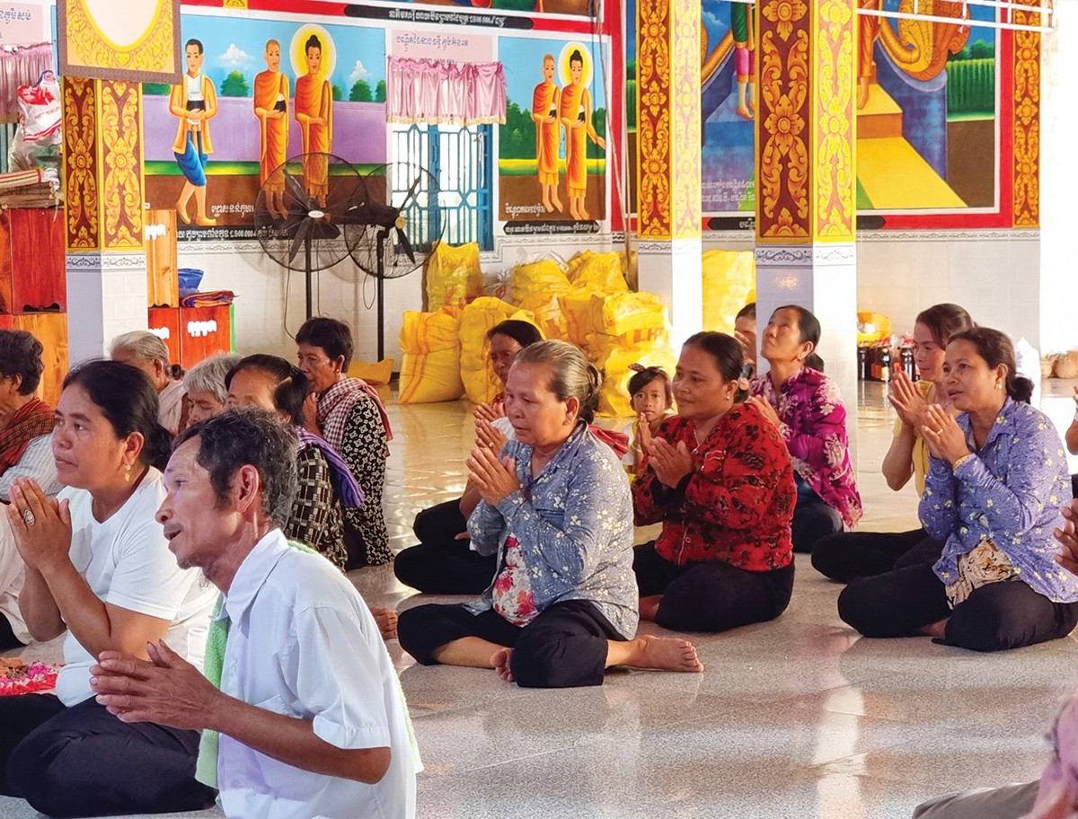 cúng tổ tiên, cầu mong ông bà được vãng sanh chốn niết bàn và phù hộ con cháu có một cuộc sống bình an. cúng tổ tiên, cầu mong ông bà được vãng sanh chốn niết bàn và phù hộ con cháu có một cuộc sống bình an.