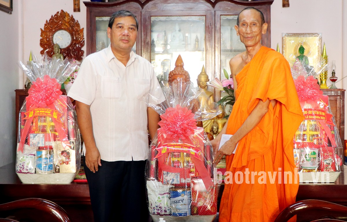 Ông Kim Ngọc Thái, Chủ tịch HĐND tỉnh Trà Vinh chúc mừng lễ Sene Đolta Hòa thượng Thạch Oai, chùa KomPong (phường 1, thành phố Trà Vinh, tỉnh Trà Vinh). (Ảnh: Báo Trà Vinh) Ông Kim Ngọc Thái, Chủ tịch HĐND tỉnh Trà Vinh chúc mừng lễ Sene Đolta Hòa thượng Thạch Oai, chùa KomPong (phường 1, thành phố Trà Vinh, tỉnh Trà Vinh). (Ảnh: Báo Trà Vinh)