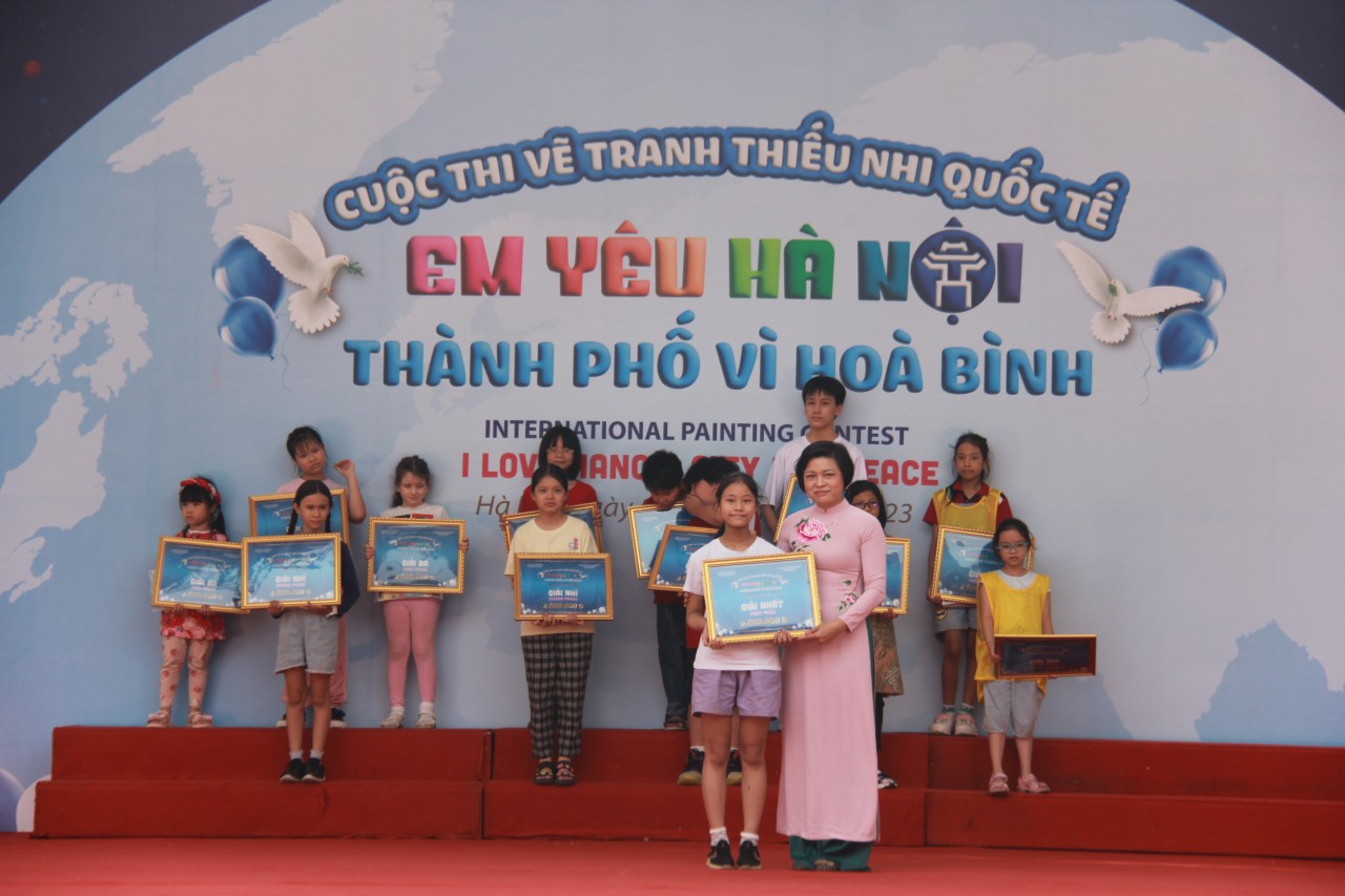 Thiếu nhi Thủ đô và quốc tế vẽ tranh “Em yêu Hà Nội - Thành phố vì hòa bình”