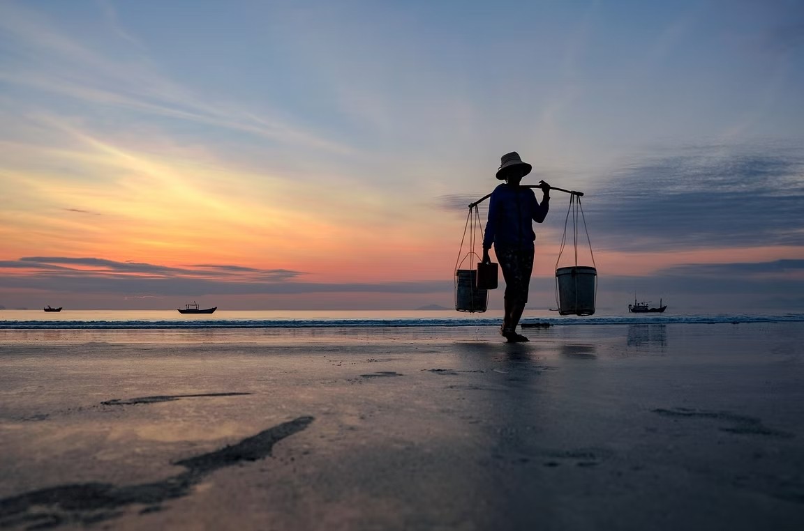 Dốc Lết là một bãi biển hoang sơ cách thành phố Nha Trang (tỉnh Khánh Hòa) khoảng 50km về phía nam. Dốc Lết có những cồn cát trắng tinh chạy dài và làn nước trong xanh như pha lê. Phía bắc Dốc Lết tập trung nhiều khách sạn, khu nghỉ dưỡng. Còn phía nam có khu du lịch Jungle Beach, còn gọi là ngôi làng biển. Ở đây có những homestay mộc mạc với mái tranh, cột tre nằm trên bãi cát trắng, mịn. Dốc Lết là một bãi biển hoang sơ cách thành phố Nha Trang (tỉnh Khánh Hòa) khoảng 50km về phía nam. Dốc Lết có những cồn cát trắng tinh chạy dài và làn nước trong xanh như pha lê. Phía bắc Dốc Lết tập trung nhiều khách sạn, khu nghỉ dưỡng. Còn phía nam có khu du lịch Jungle Beach, còn gọi là ngôi làng biển. Ở đây có những homestay mộc mạc với mái tranh, cột tre nằm trên bãi cát trắng, mịn.