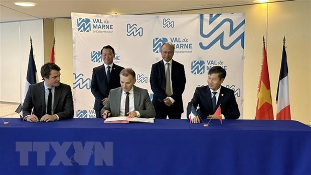 Lãnh đạo tỉnh Yên Bái cùng lãnh đạo tỉnh Val de Marne và nghiệp đoàn xử lý nước SIAAP ký thỏa thuận hợp tác trong Dự án “Hỗ trợ chăm sóc sức khỏe bà mẹ và trẻ em tỉnh Yên Bái” và dự án “Hỗ trợ phát triển chiến lược quản lý bùn thải tại thành phố Yên Bái”. (Ảnh: Nguyễn Thu Hà/TTXVN)