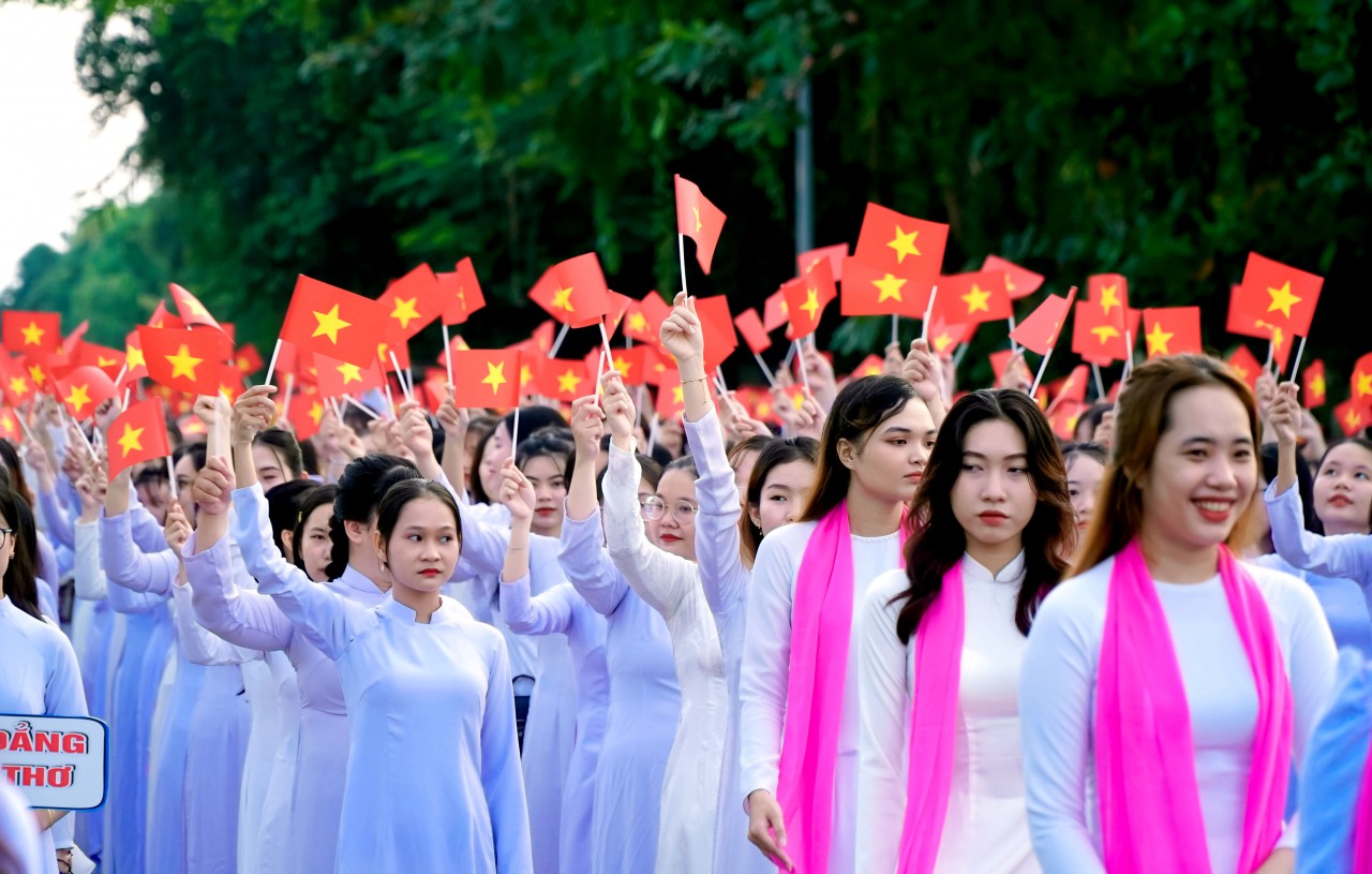 Cần Thơ: 5000 người diễu hành áo bà ba, áo dài xác lập kỷ lục Việt Nam Cần Thơ: 5000 người diễu hành áo bà ba, áo dài xác lập kỷ lục Việt Nam