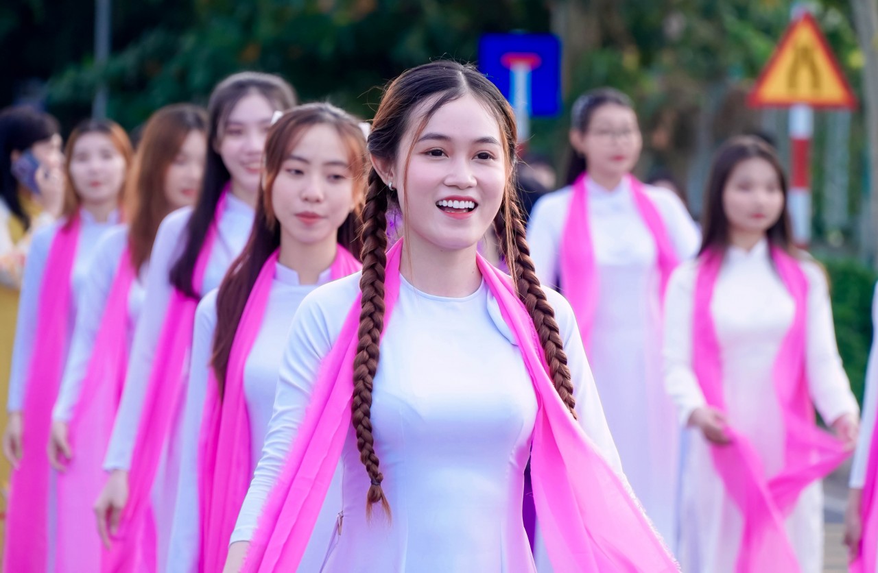Cần Thơ: 5000 người diễu hành áo bà ba, áo dài xác lập kỷ lục Việt Nam Cần Thơ: 5000 người diễu hành áo bà ba, áo dài xác lập kỷ lục Việt Nam