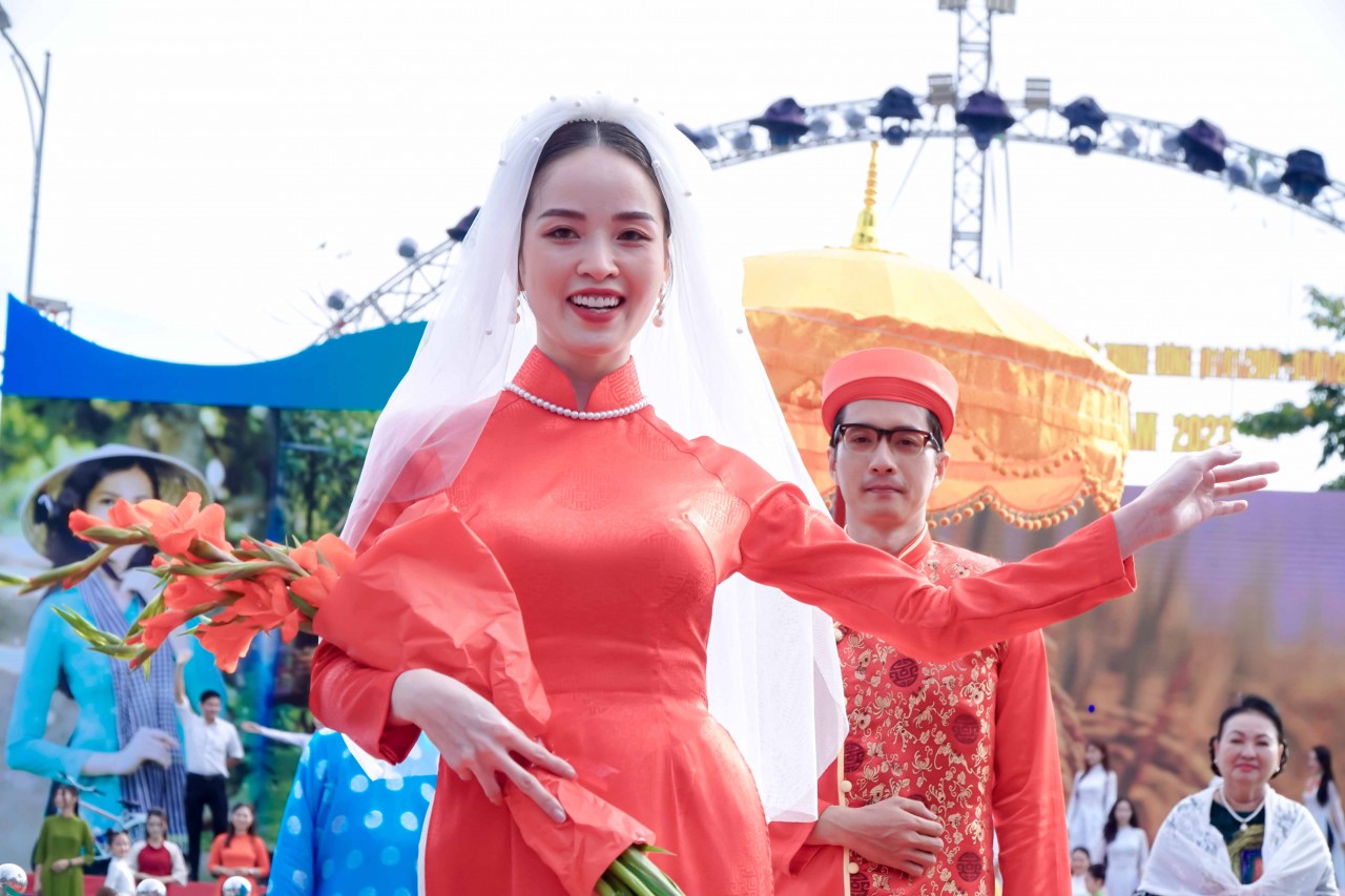 Cần Thơ: 5000 người diễu hành áo bà ba, áo dài xác lập kỷ lục Việt Nam Cần Thơ: 5000 người diễu hành áo bà ba, áo dài xác lập kỷ lục Việt Nam