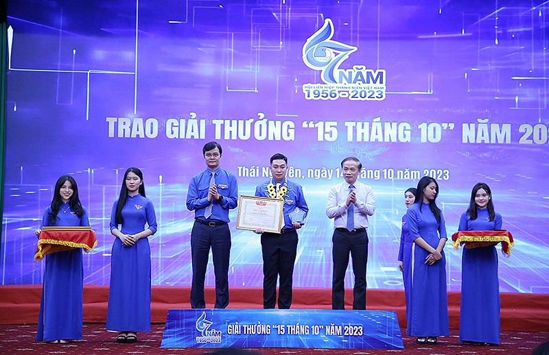 Các đồng chí Phạm Tất Thắng, Bùi Quang Huy (thứ nhất và thứ 3 từ phải sang, trên bục) trao Giải thưởng Lễ kỷ niệm 67 năm Ngày truyền thống Hội Liên hiệp Thanh niên Việt Nam