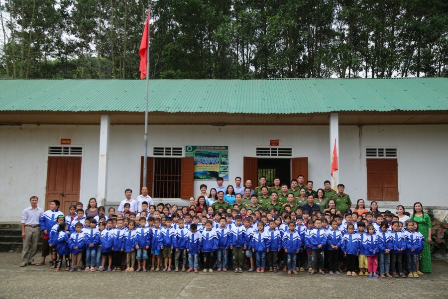Trao quà tặng nhà trường và các em học sinh 03 trường tiểu học vùng biên giới Việt – Lào Trao quà tặng nhà trường và các em học sinh 03 trường tiểu học vùng biên giới Việt – Lào