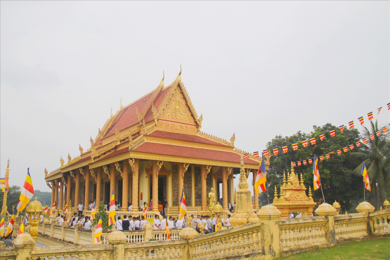 Chùa Khmer là nơi sinh hoạt văn hóa tín ngưỡng cho cộng đồng, các nghi lễ, trong đó có lễ Sen Dolta được tổ chức tại đây. Trong ảnh: các phật tử đến Chùa Khmer dự lễ Sen Dolta Chùa Khmer là nơi sinh hoạt văn hóa tín ngưỡng cho cộng đồng, các nghi lễ, trong đó có lễ Sen Dolta được tổ chức tại đây. Trong ảnh: các phật tử đến Chùa Khmer dự lễ Sen Dolta