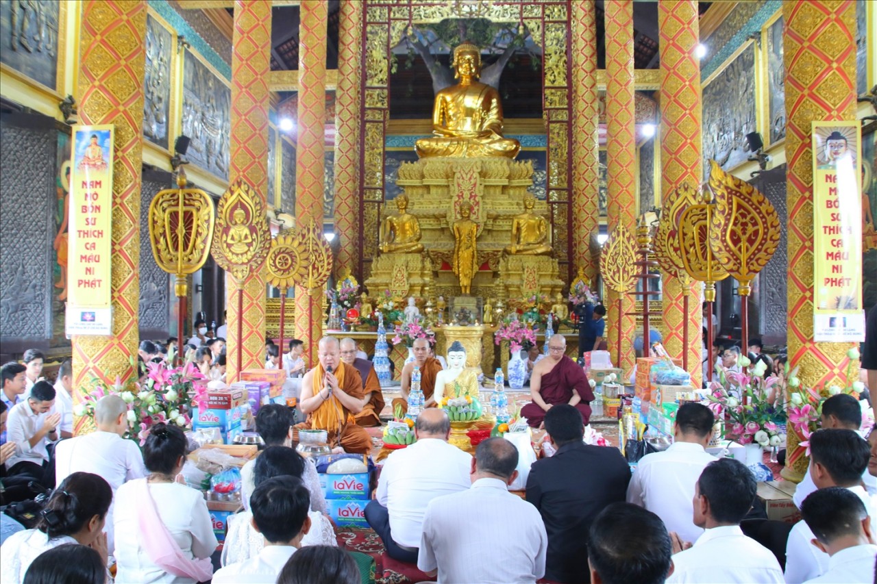Nghi thức tụng kinh nằm trong ngày cúng chính của lễ Sen Dolta. Nghi thức tụng kinh nằm trong ngày cúng chính của lễ Sen Dolta.