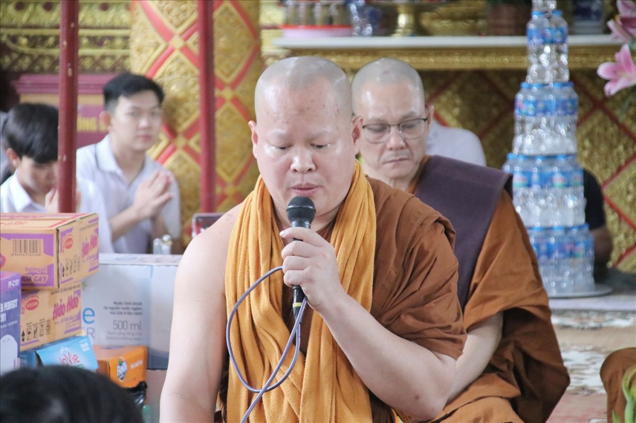 Sư thầy tụng kinh cầu bình an cho các phật tử Sư thầy tụng kinh cầu bình an cho các phật tử